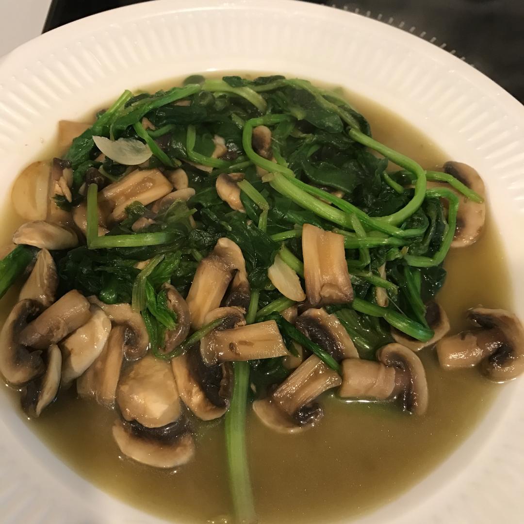土豆面疙瘩做的菠菜炒蘑菇