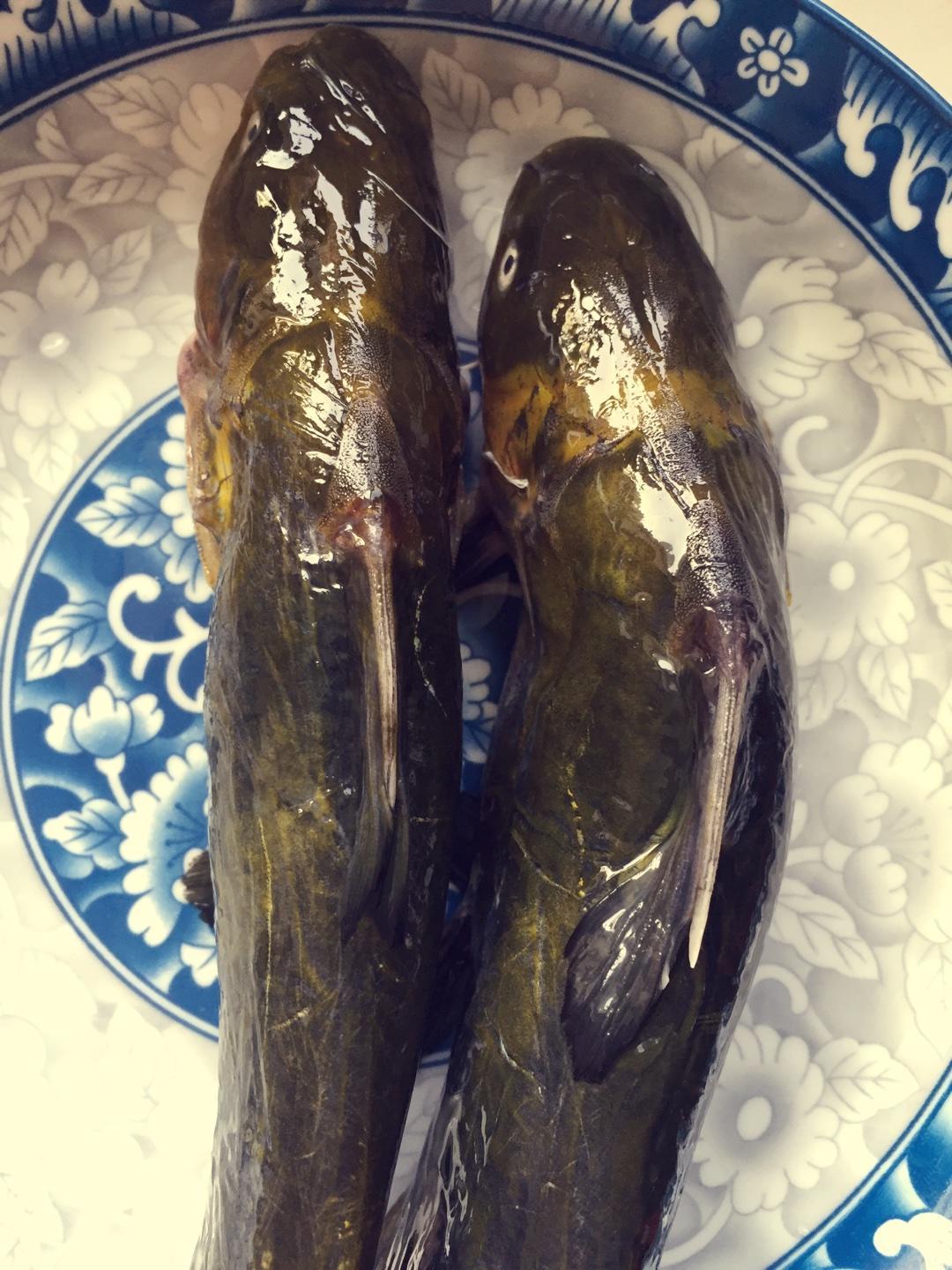 1.葱姜蒜切好
2.小火将葱姜蒜煸炒香味，带葱姜蒜变色捞出
3.将黄腊丁用葱姜油煎
4.汤锅点火烧温
5.将煎好的黄腊丁放入汤锅中
注意：八角和花椒是回奶的不要放