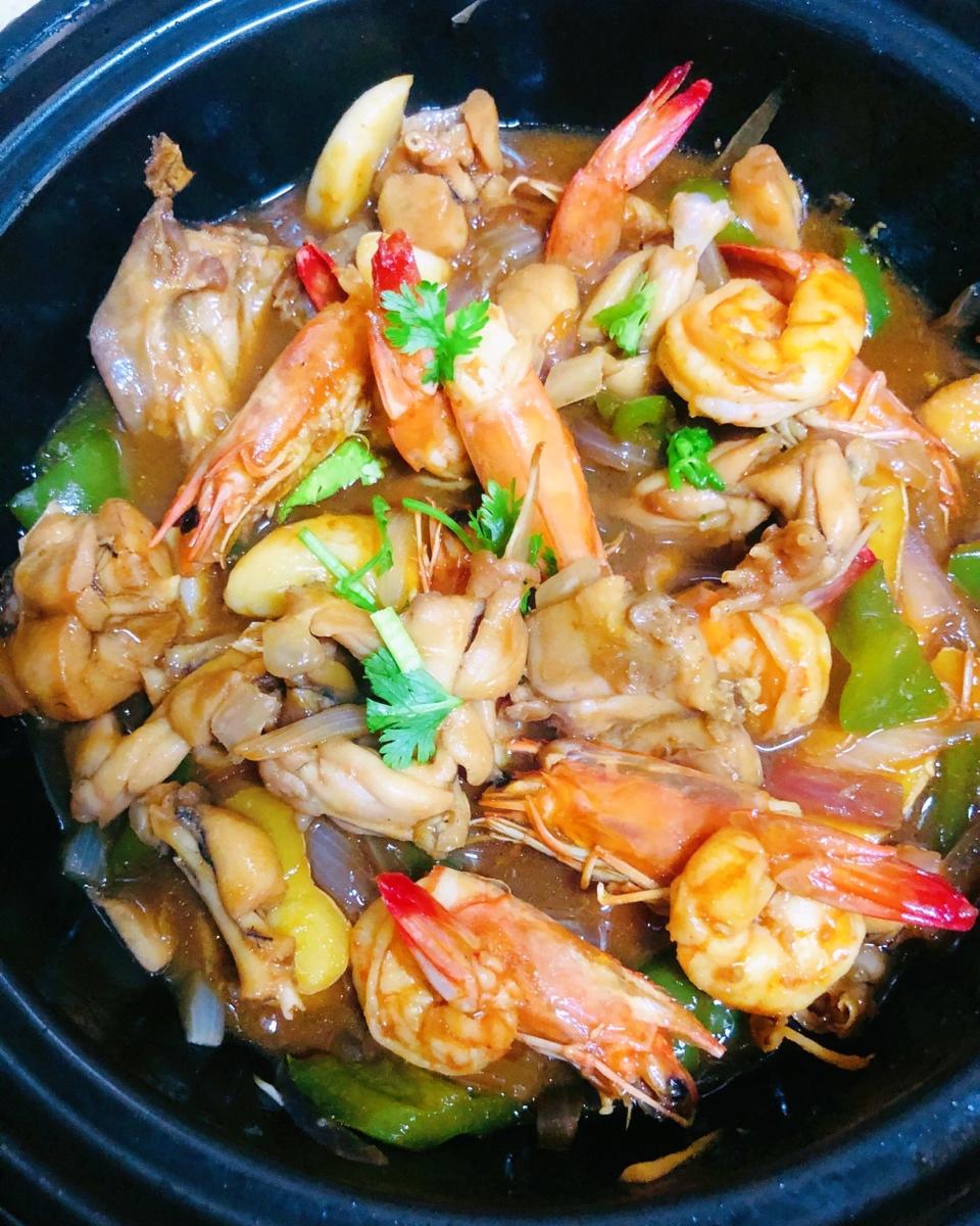 泉-19做的嗦蛙腿到停不下来的啫啫牛蛙鲜虾煲