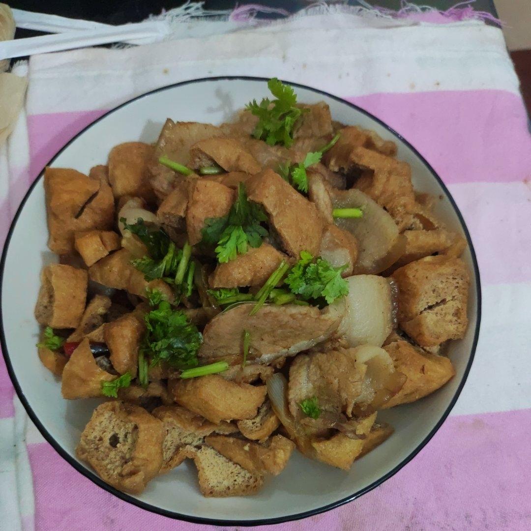 豆泡(油豆腐)炒肉
