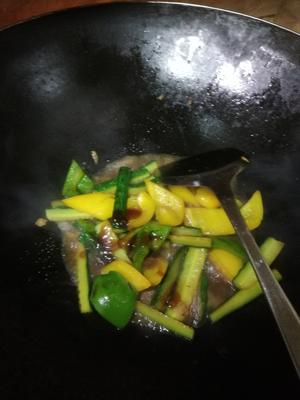 黄瓜炒彩椒的做法 步骤6