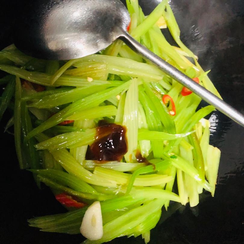 芹菜炒香干