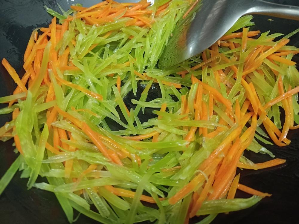 胡蘿卜萵筍絲的做法 步驟3
