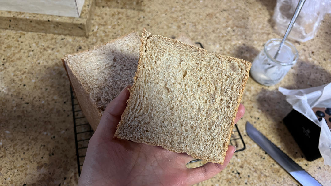 100%全麦酸奶黑芝麻吐司