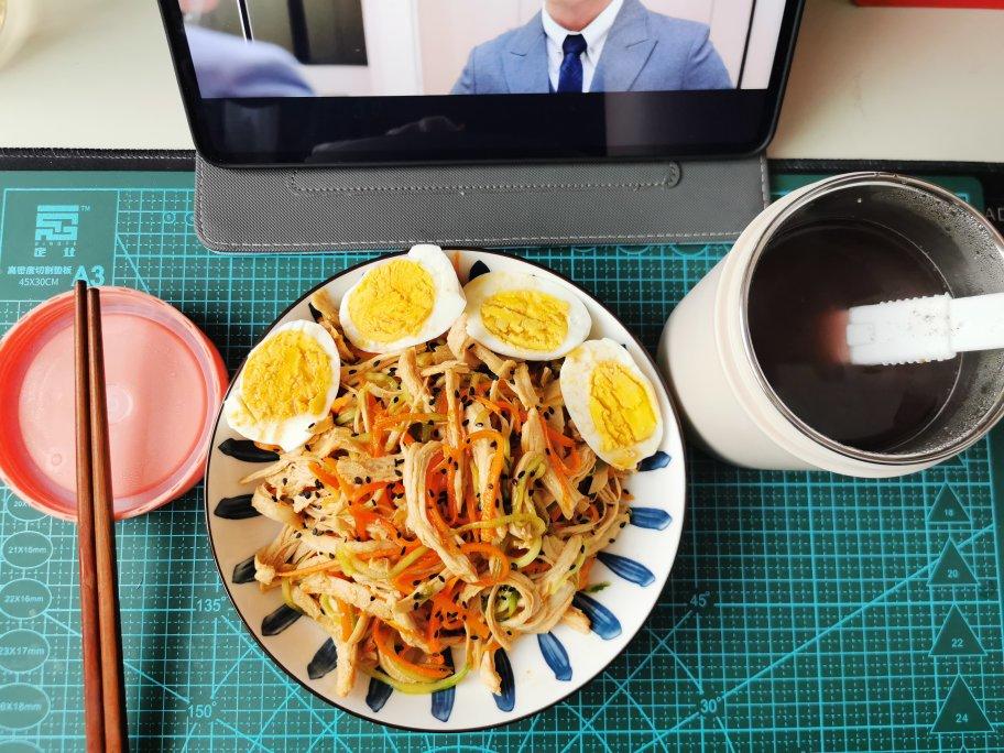 手撕麻辣鸡丝，麻麻辣辣的感觉很夏天
