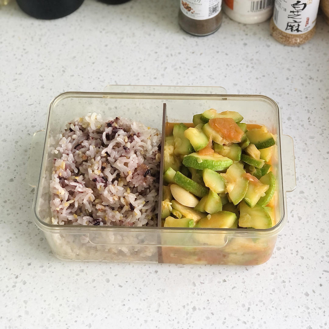 西红柿炒西葫芦