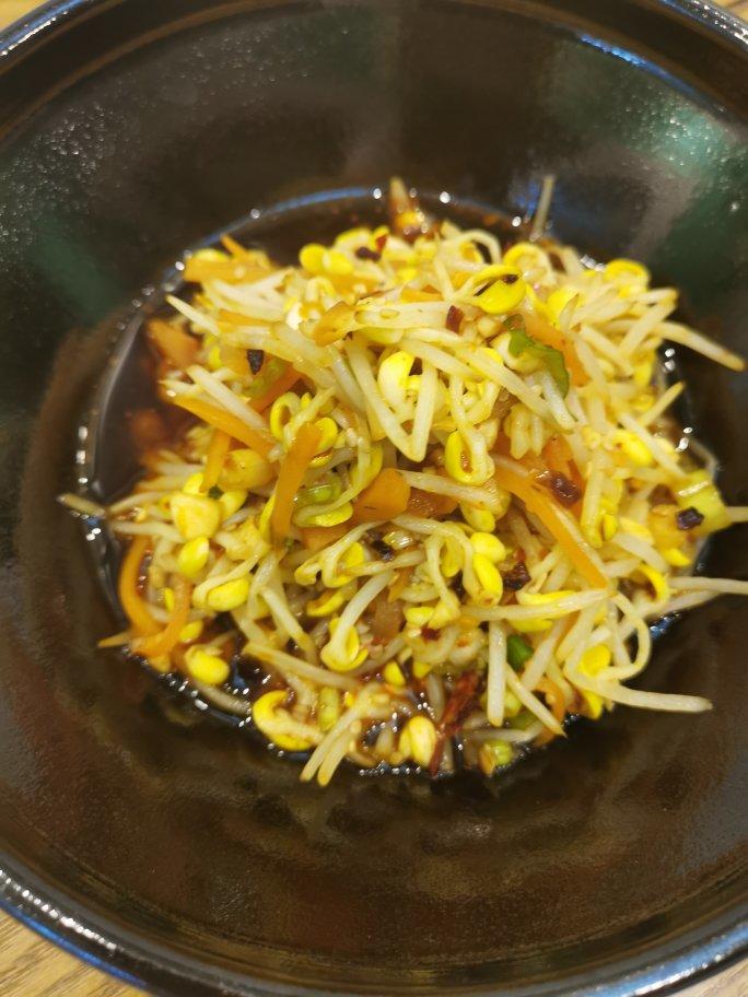 香辣开胃的凉拌豆芽