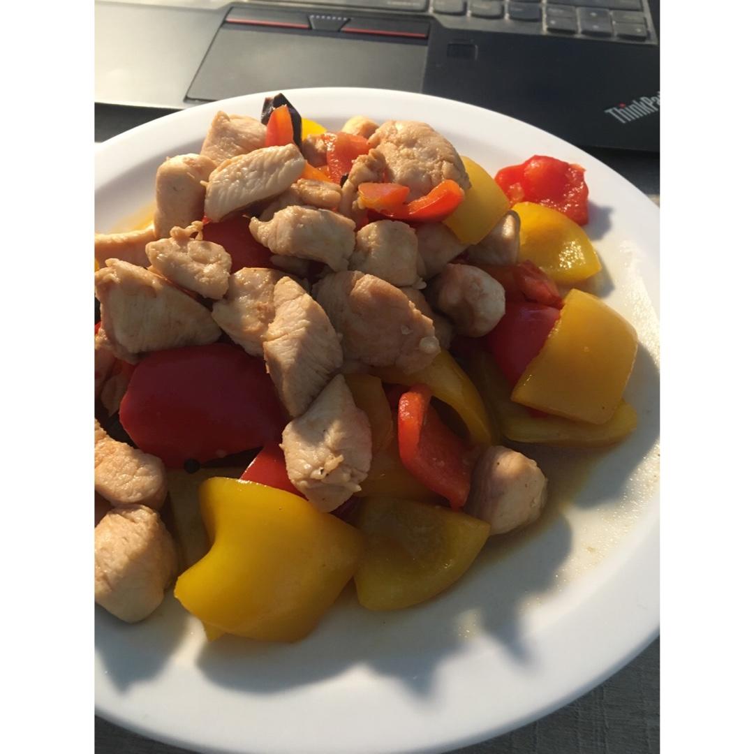 健身减肥最爱的鸡胸料理！——彩椒鸡丁