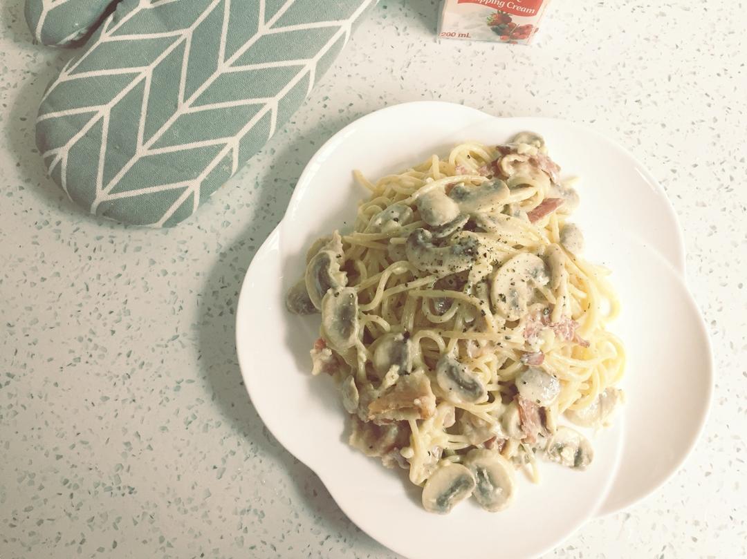 奶油培根蘑菇意面
