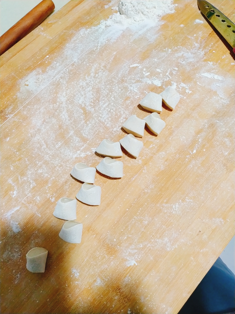 饺子皮版酥卷的做法 步骤3