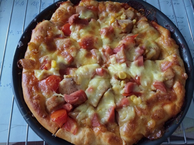 薄饼脆皮火腿pizza