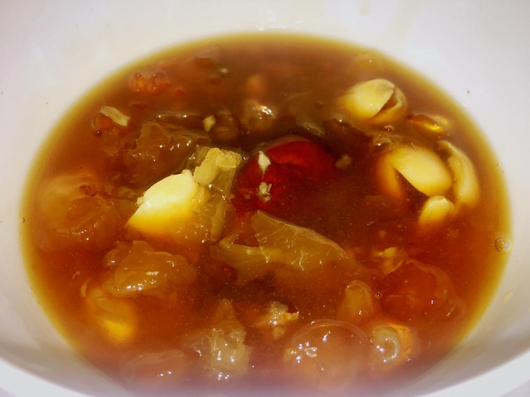 桃胶银耳莲子羹