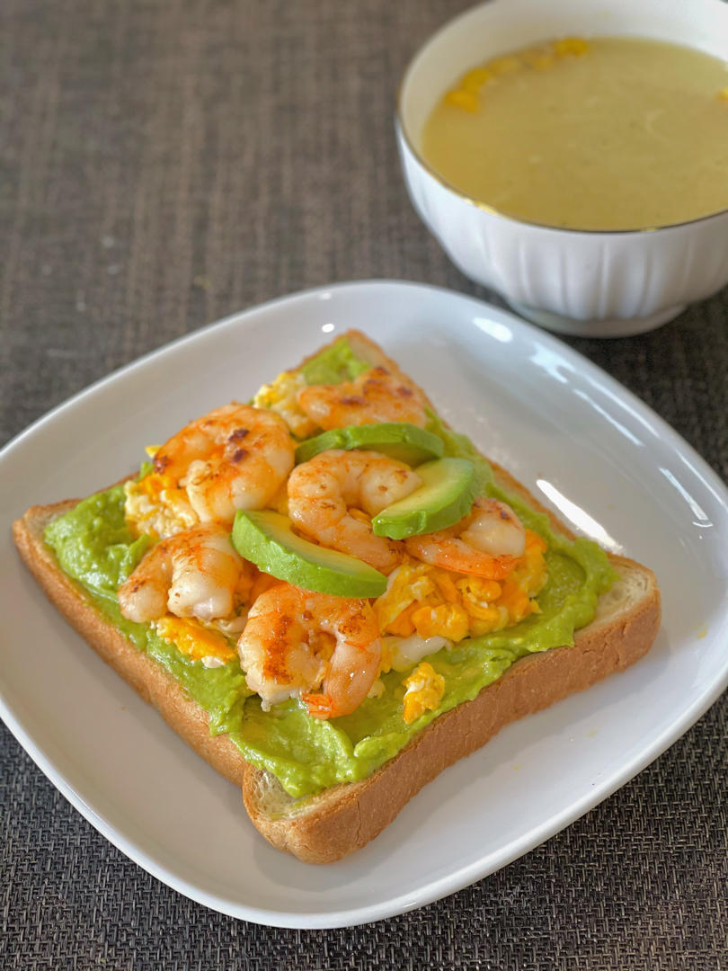 牛油果鸡蛋吐司