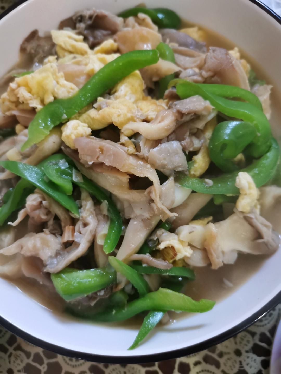 平菇青椒炒鸡蛋 好吃又营养的超快手家常菜