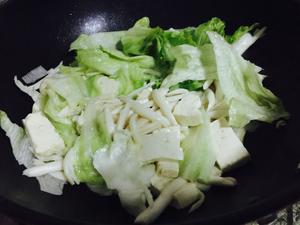海鲜菇豆腐养生汤的做法 步骤3