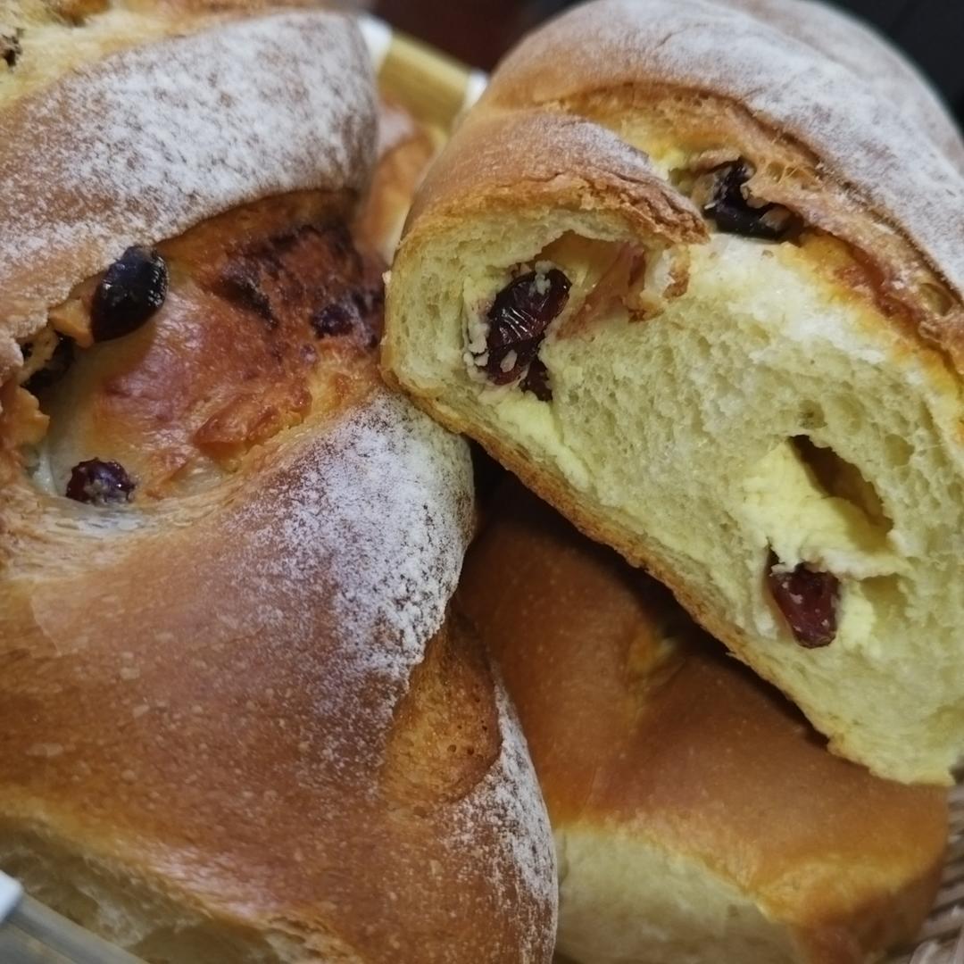 聚会被一抢而空的奶香十足、人人都爱的“葡萄干乳酪夹心软欧包”