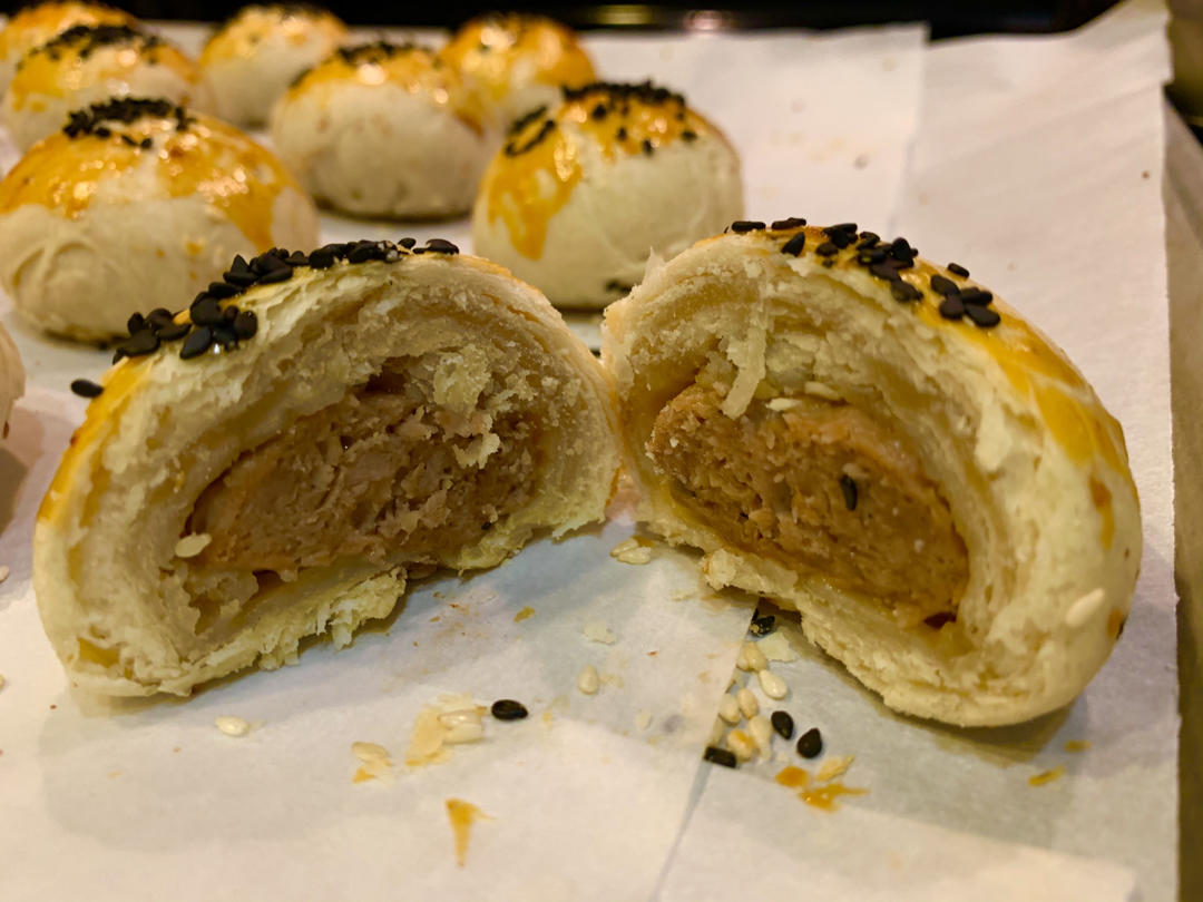 排四个小时队也买不到的鲜肉月饼，秘诀是放麻油！