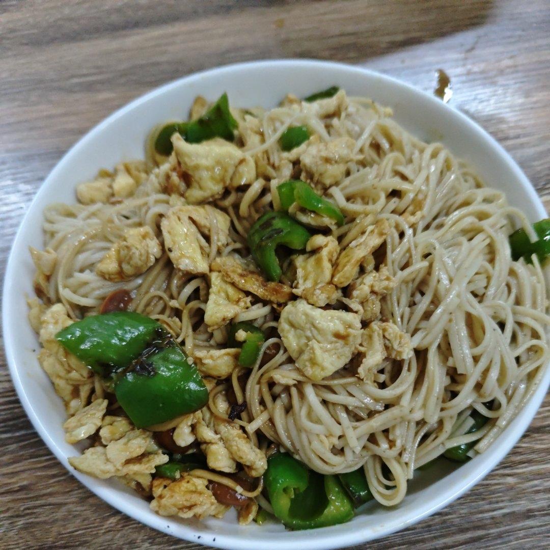 好吃不胖的青椒鸡蛋拌面
