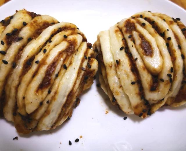 芝麻红糖花卷~松软、香甜🌹🎉的做法