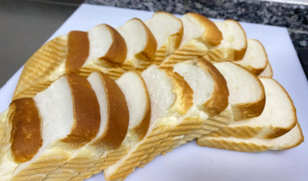 奶呼呼的厚炼乳吐司