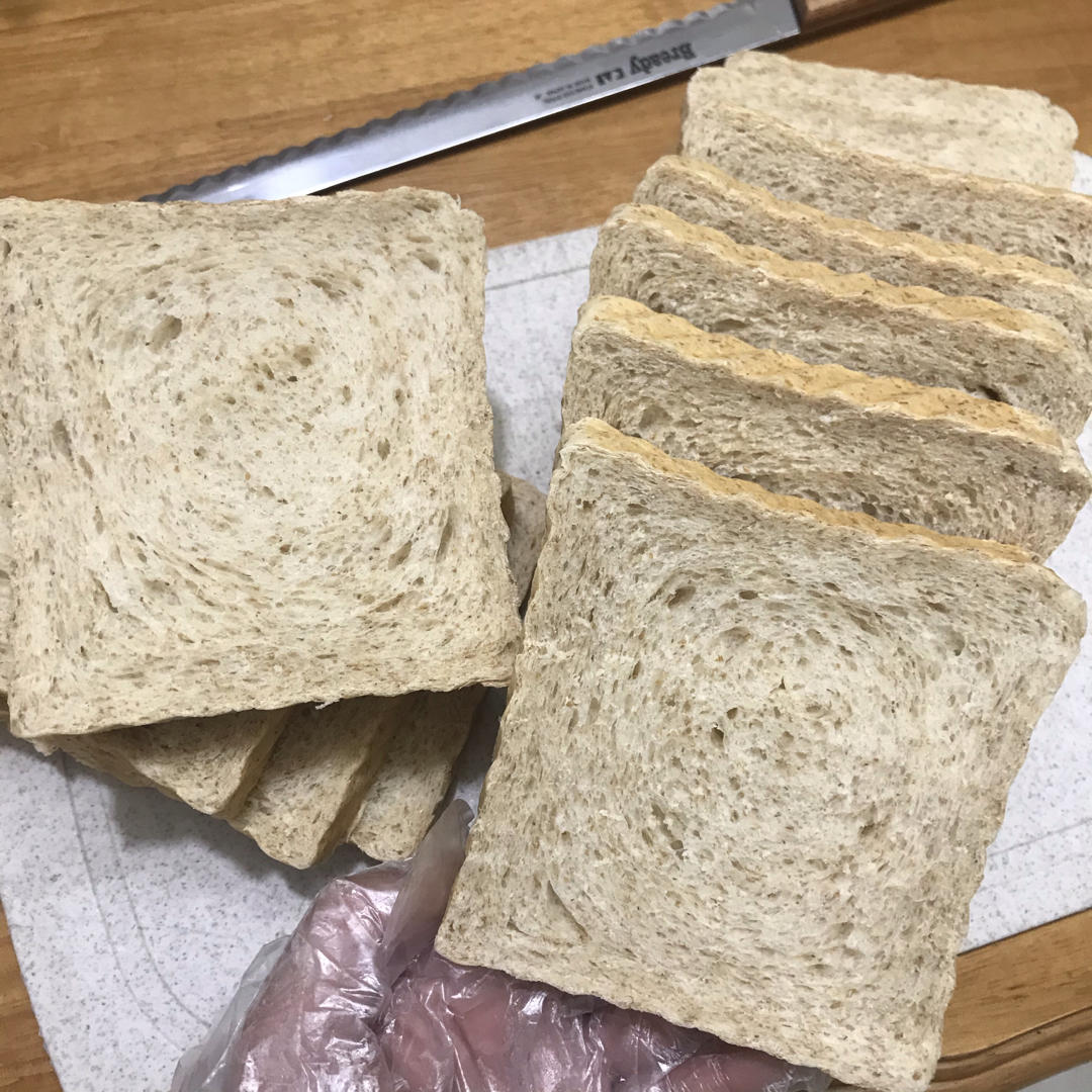 高纤低脂的全麦核桃吐司