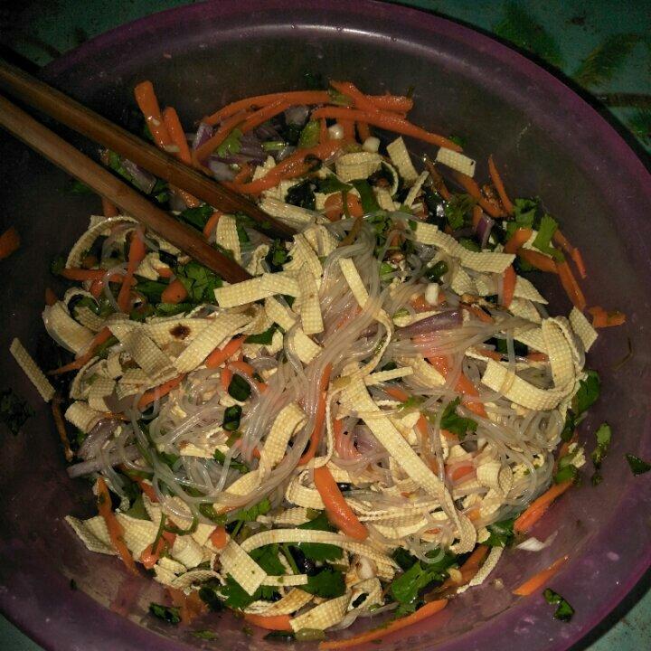 凉拌三丝(豆腐皮粉丝胡萝卜版)