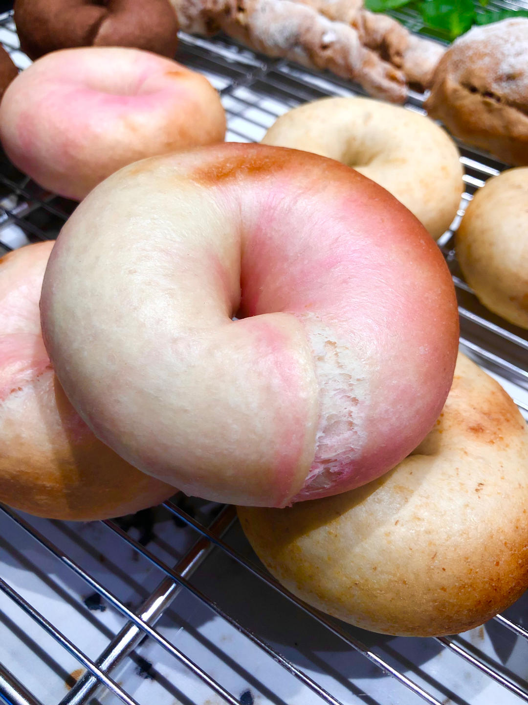 少女心满满的草莓乳酪彩虹贝果