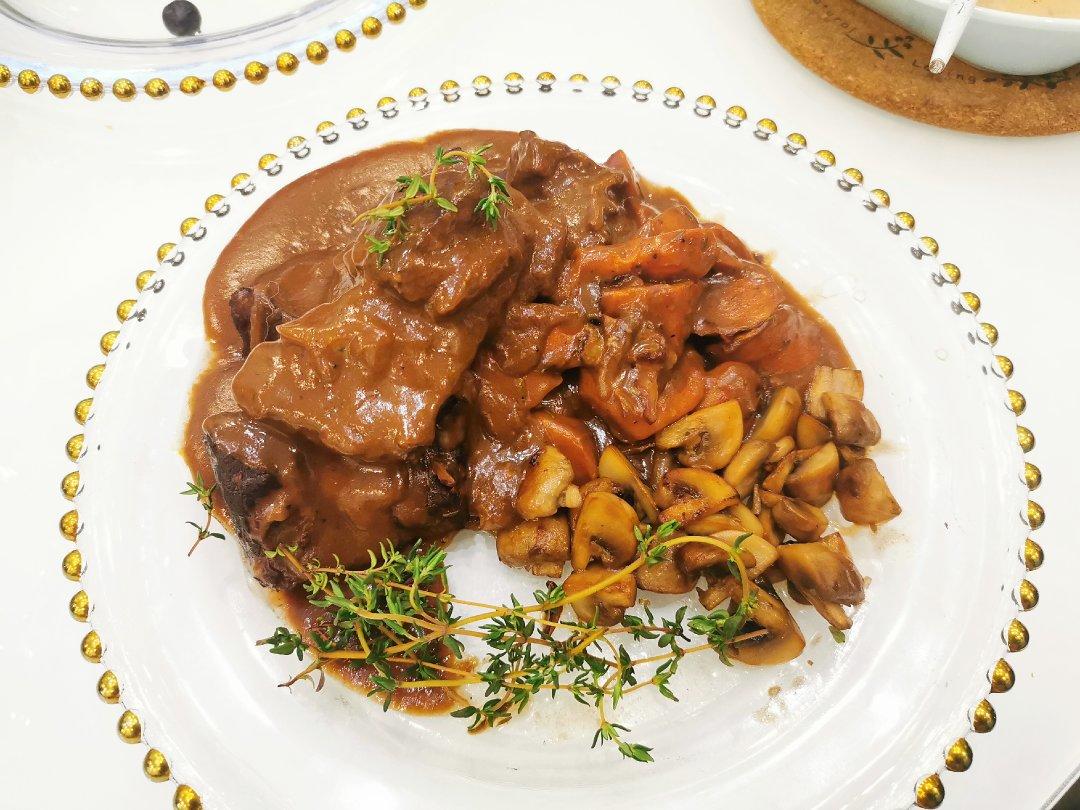 红酒炖牛肉