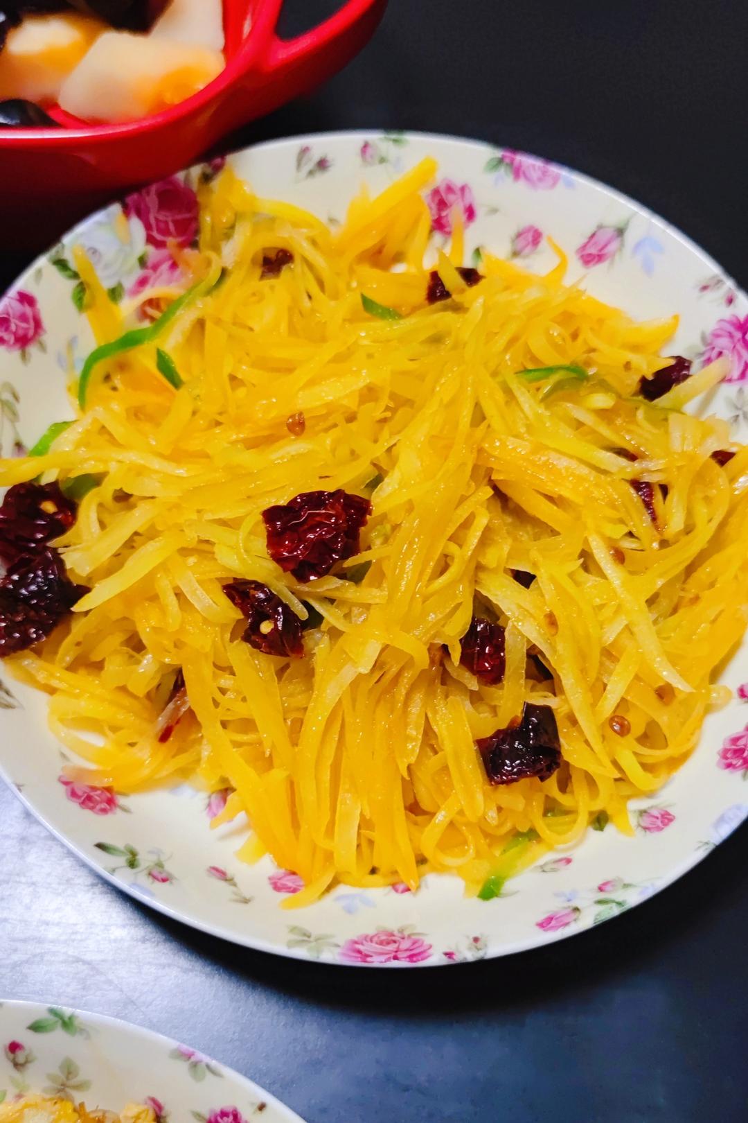 酸辣土豆丝的正宗做法，学会这三个技巧，土豆丝脆爽又下饭