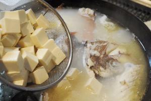 穿越一年四季的鱼头豆腐煲的做法 步骤4