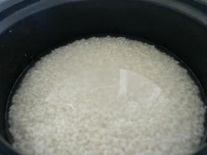 电饭锅（电压力锅）蒸糯米饭100%成功（以及糯米饭的存储）也适合做米酒醪糟的做法 步骤3