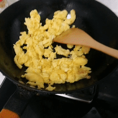 豌豆苗炒鸡蛋，这一口鲜~的做法 步骤6