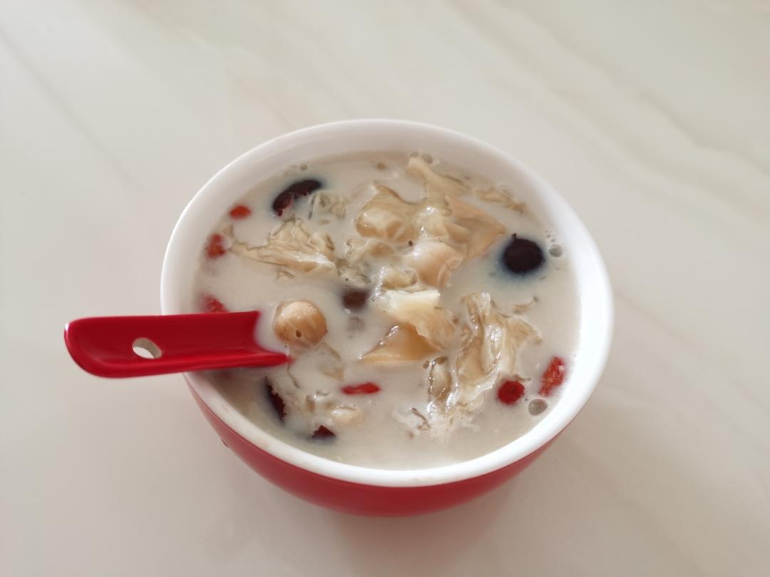 牛奶雪耳炖花胶