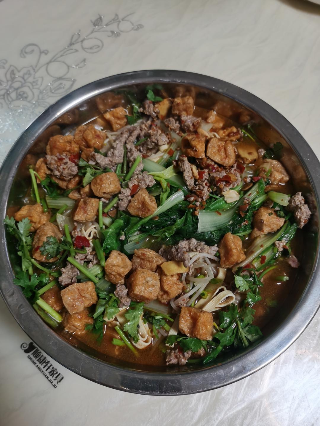 厨师长教你：“豆花水煮牛肉”做法，牛肉麻辣鲜香，豆花嫩滑入味