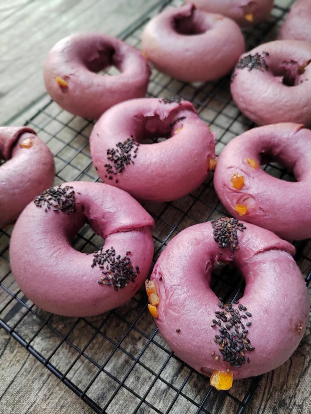 两种不同做法的紫薯贝果
