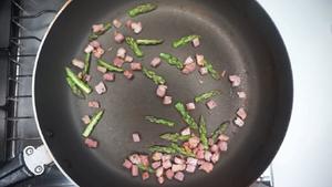 芦笋培根意面-美味又简单的初夏清脂料理的做法 步骤5