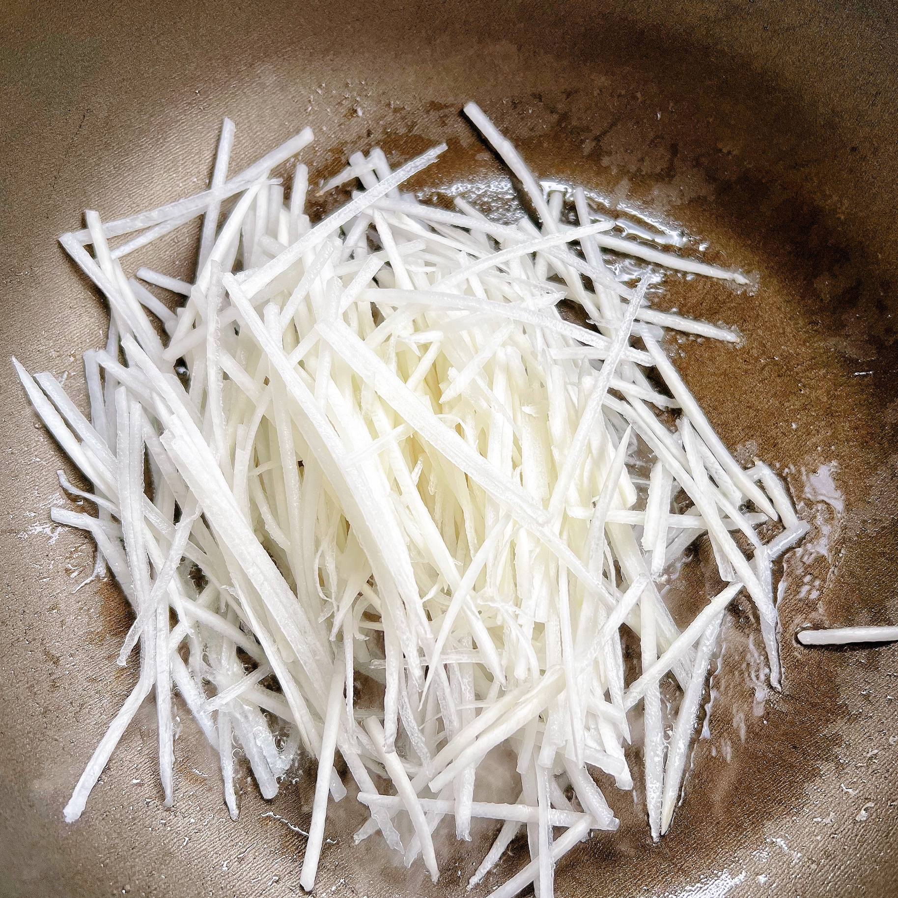 奶白鲜香的萝卜丝煎蛋汤的做法 步骤2