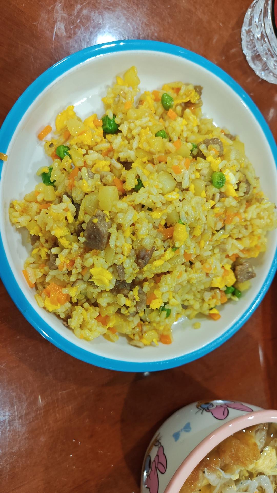 咖喱土豆牛肉蛋炒饭