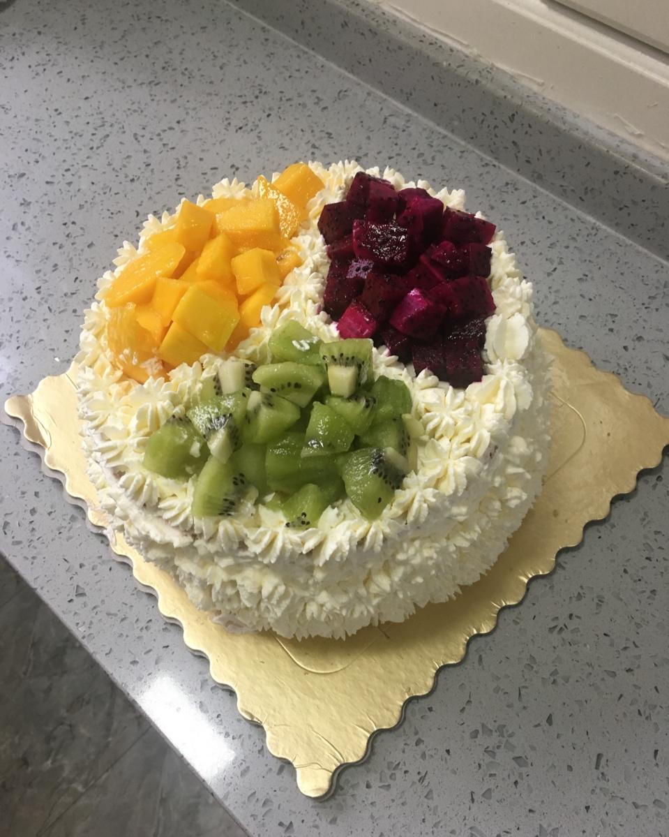 闽闽厨房做的8寸水果生日蛋糕