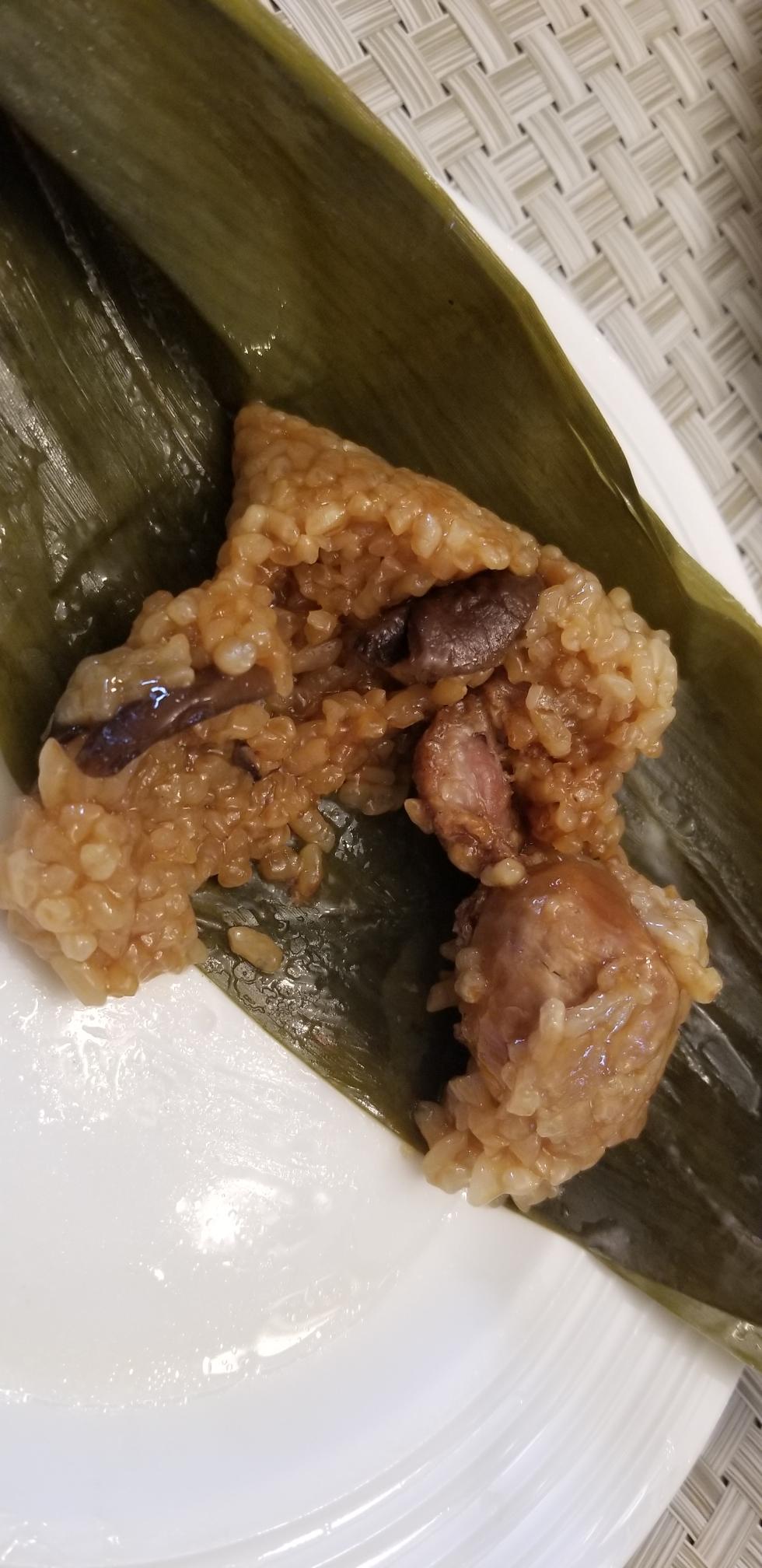 咸蛋黄板栗香菇肉粽的做法