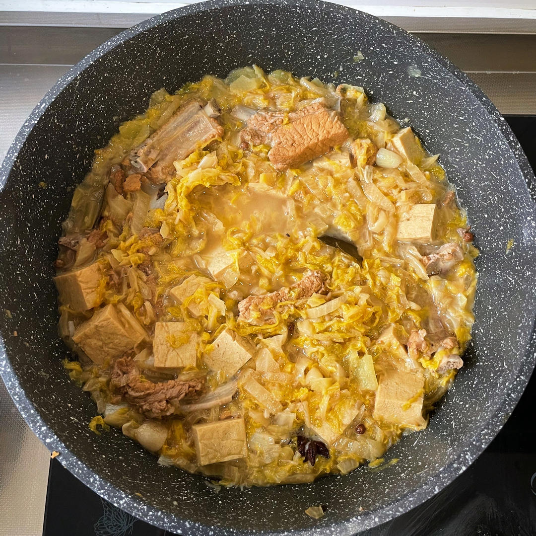 酸菜炖排骨😋地道东北菜