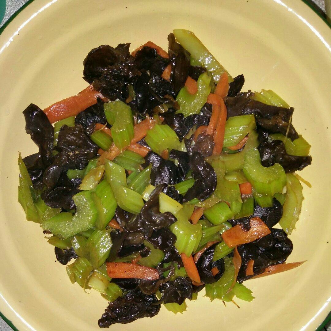 胡萝卜木耳炒芹菜