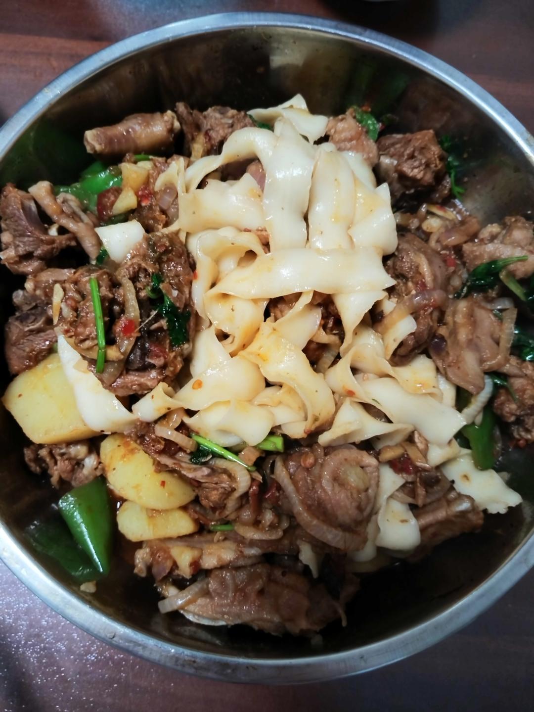 大盘鸡和裤带面