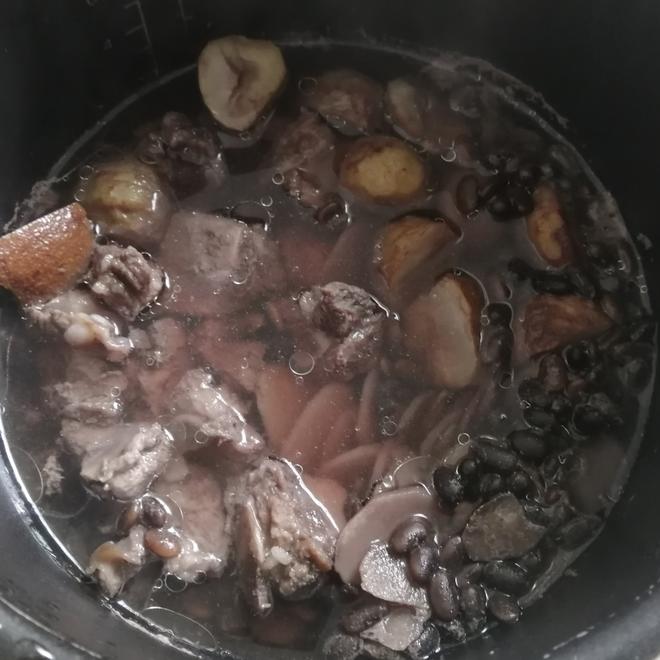 山药黑豆栗子排骨汤的做法