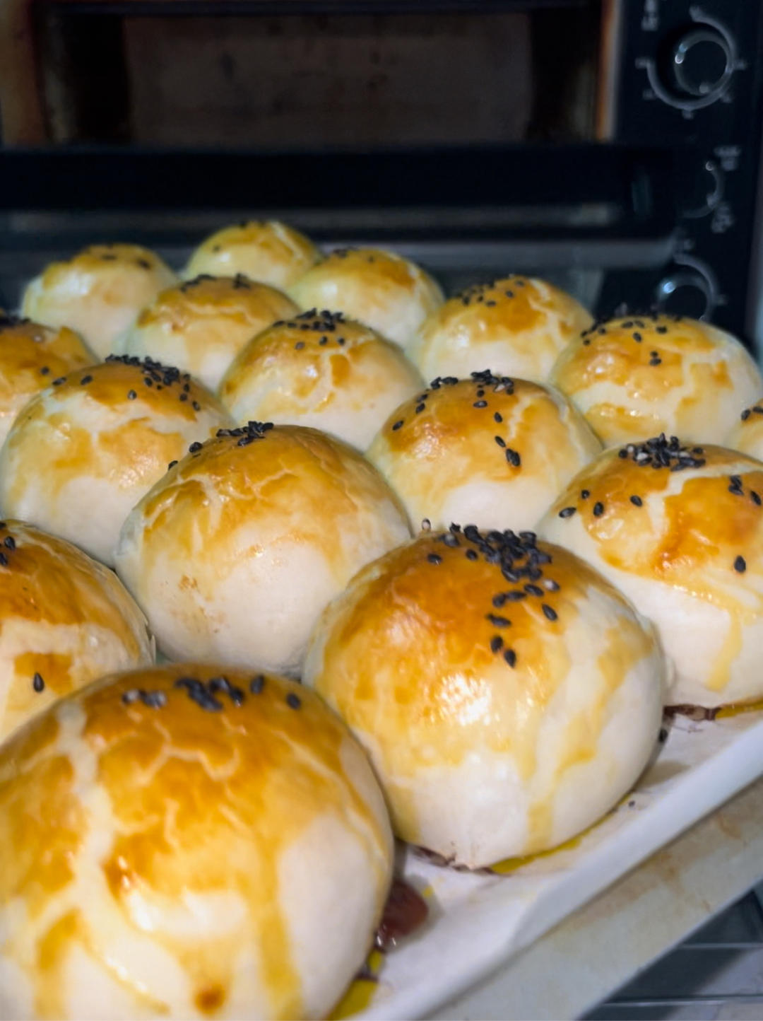 不粘手拥有完美手套膜是蛋黄酥的关键