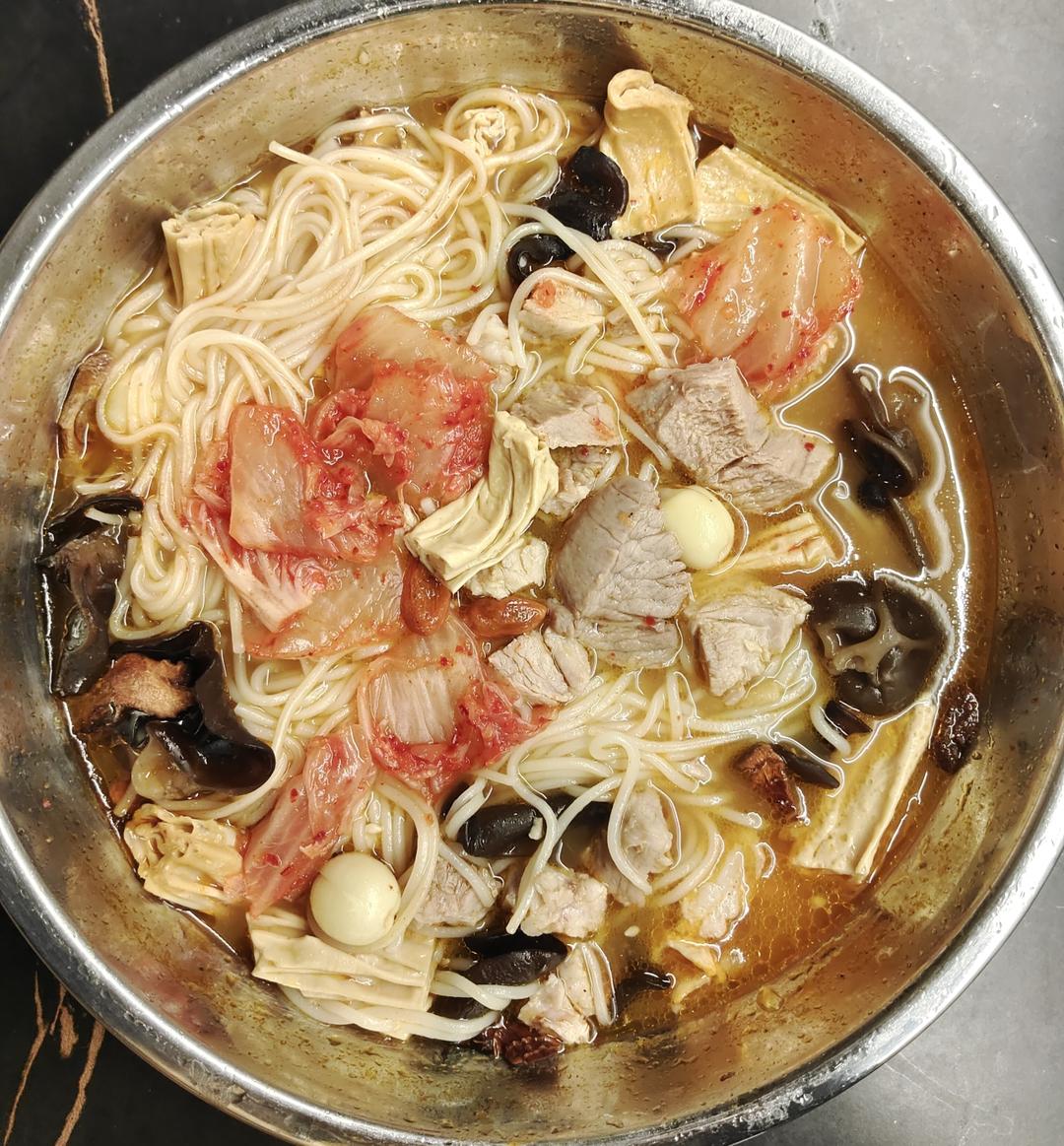 教你在家也可以做的榨菜肉丝面，香辣开胃，面条好吃到连汤都不剩