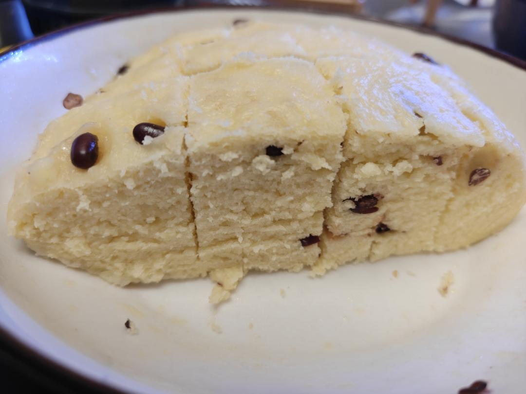 无比暄软的玉米面红枣发糕，香甜松软比面包还香！自用配方屡试不爽！