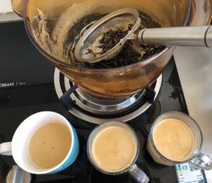 手煮焦糖奶茶的做法 步骤6
