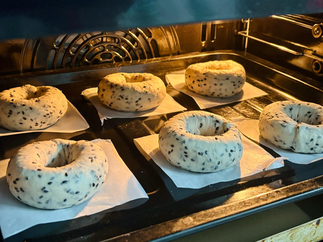 咸香黑芝麻贝果