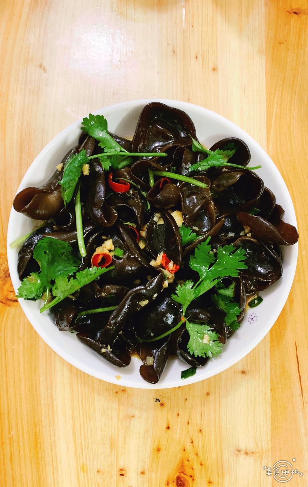 木耳120g(泡发后)干红辣椒1个大蒜3瓣葱1根陈醋1勺生抽1勺麻油适量